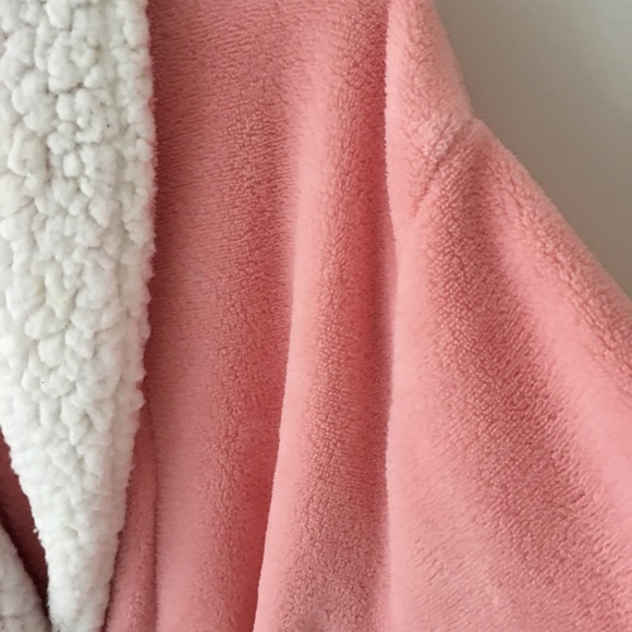 Robe - Picture 6 of 8